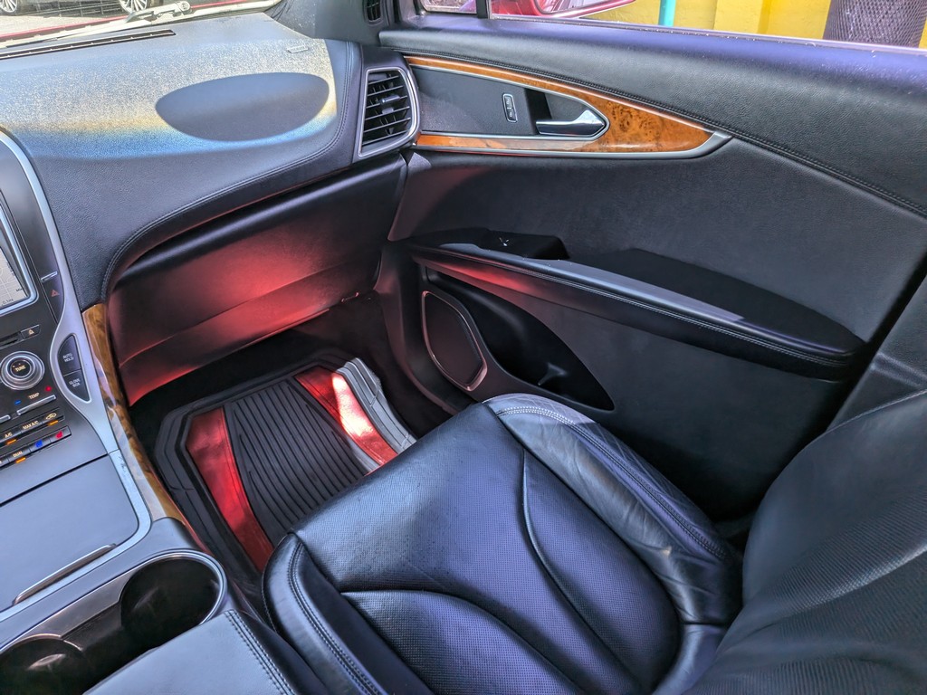 Lincoln MKX Vehicle Full-screen Gallery Image 16