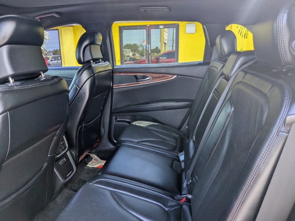 Lincoln MKX Vehicle Full-screen Gallery Image 17