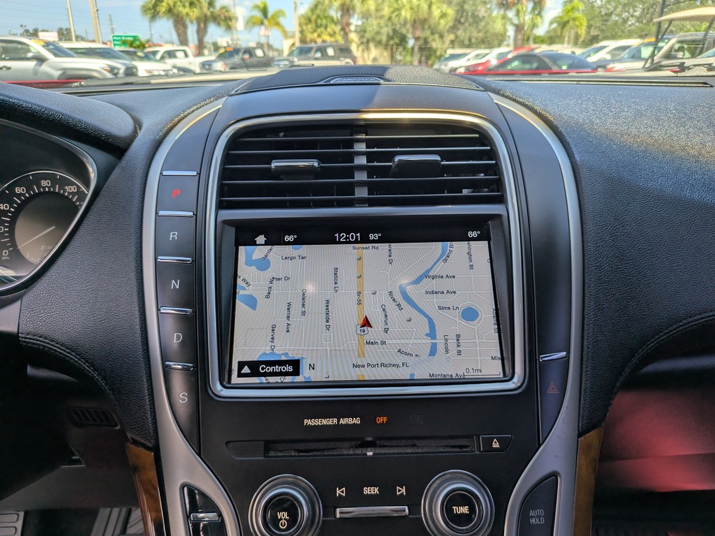 Lincoln MKX Vehicle Full-screen Gallery Image 21