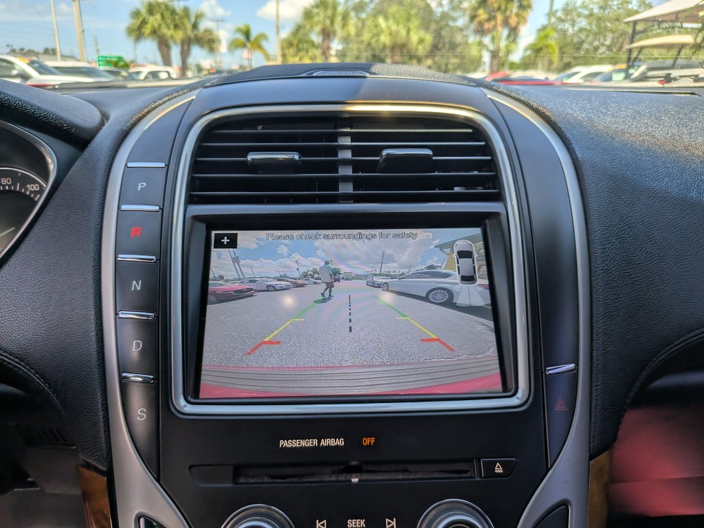 Lincoln MKX Vehicle Full-screen Gallery Image 22