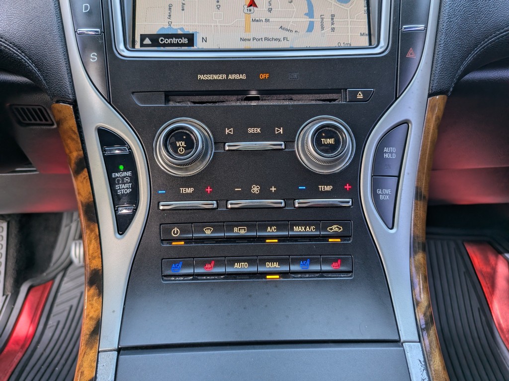 Lincoln MKX Vehicle Full-screen Gallery Image 23