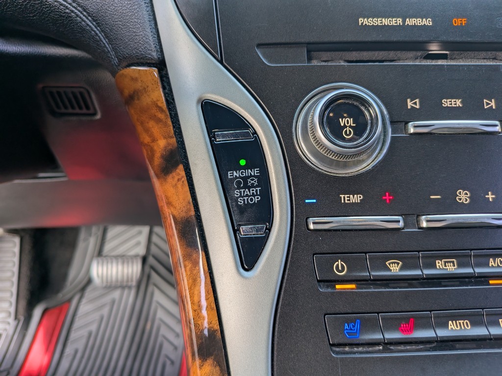 Lincoln MKX Vehicle Full-screen Gallery Image 24