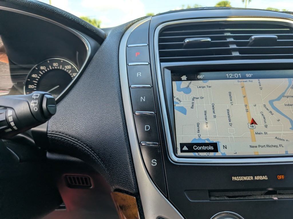 Lincoln MKX Vehicle Full-screen Gallery Image 25