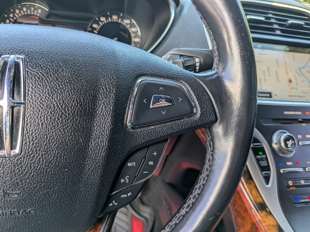 Lincoln MKX Vehicle Full-screen Gallery Image 29