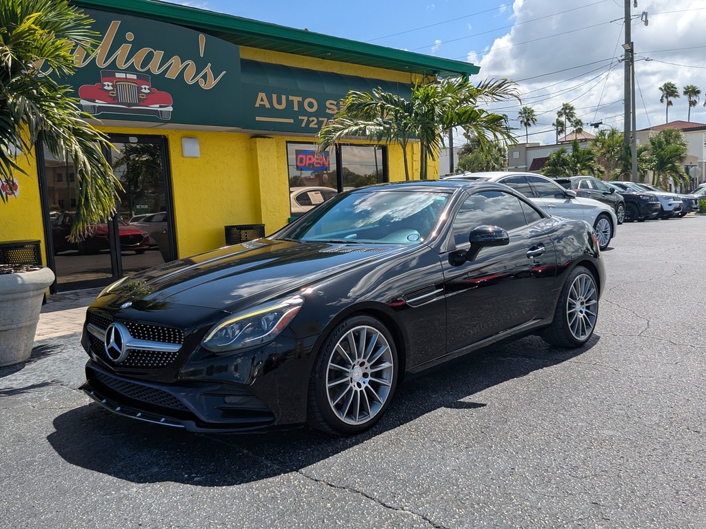 Mercedes-Benz SLC Vehicle Full-screen Gallery Image 02