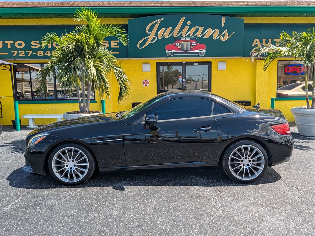 Mercedes-Benz SLC Vehicle Full-screen Gallery Image 03
