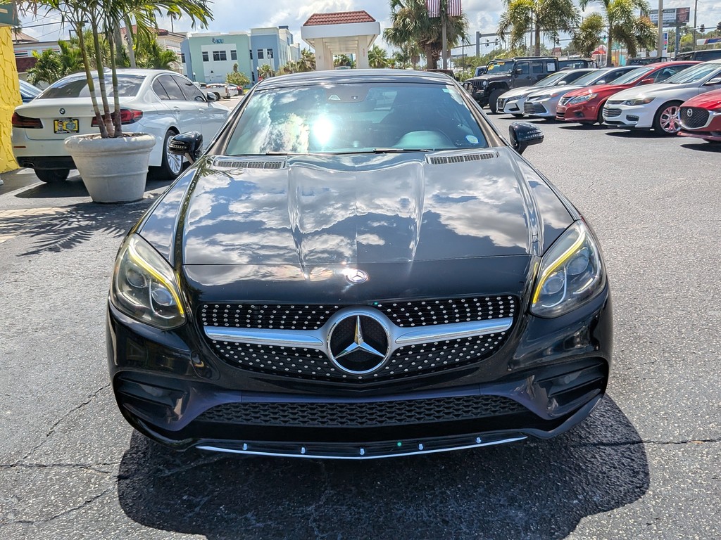 Mercedes-Benz SLC Vehicle Full-screen Gallery Image 04
