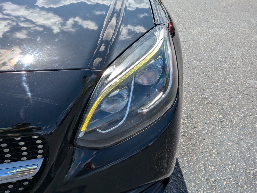 Mercedes-Benz SLC Vehicle Full-screen Gallery Image 05