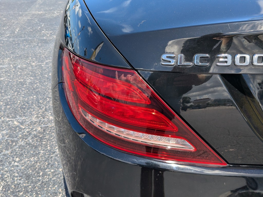 Mercedes-Benz SLC Vehicle Full-screen Gallery Image 06