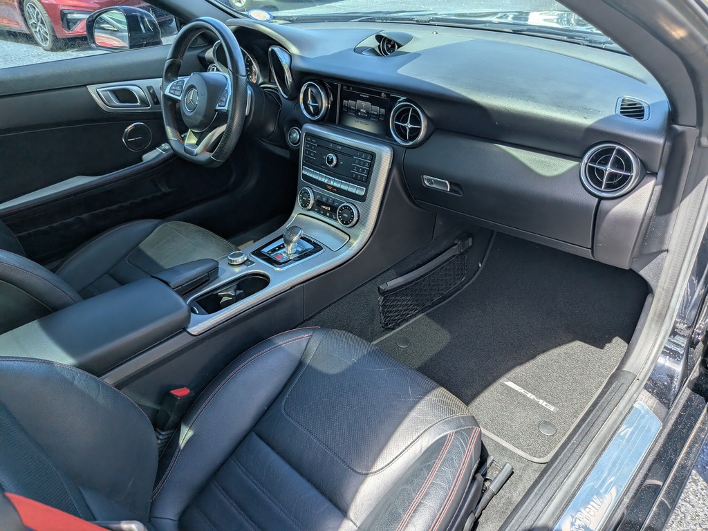 Mercedes-Benz SLC Vehicle Full-screen Gallery Image 08