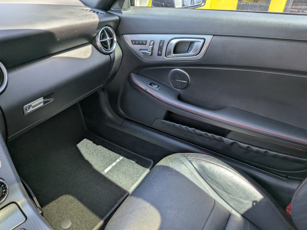 Mercedes-Benz SLC Vehicle Full-screen Gallery Image 12