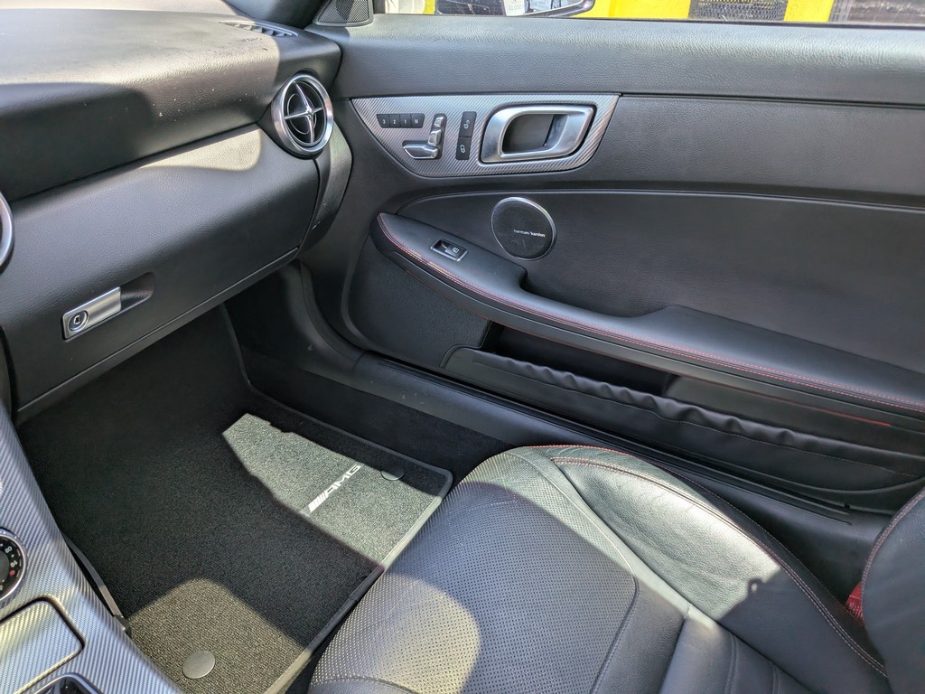 Mercedes-Benz SLC Vehicle Full-screen Gallery Image 13