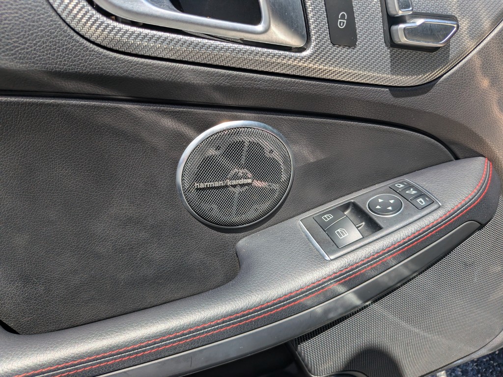 Mercedes-Benz SLC Vehicle Full-screen Gallery Image 15