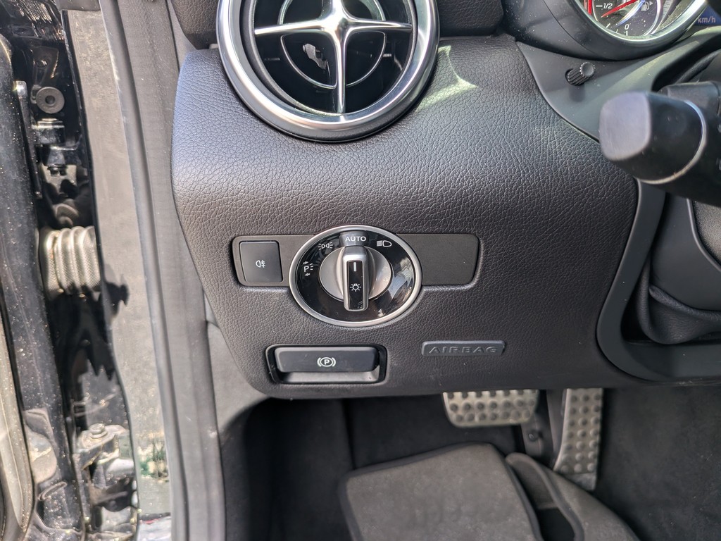 Mercedes-Benz SLC Vehicle Full-screen Gallery Image 24