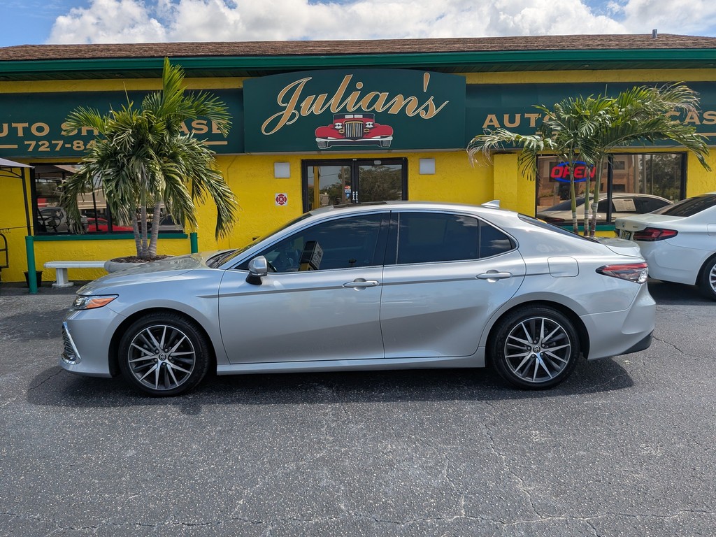 Toyota Camry Vehicle Full-screen Gallery Image 02