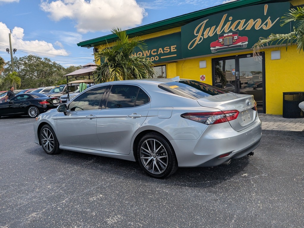 Toyota Camry Vehicle Full-screen Gallery Image 03