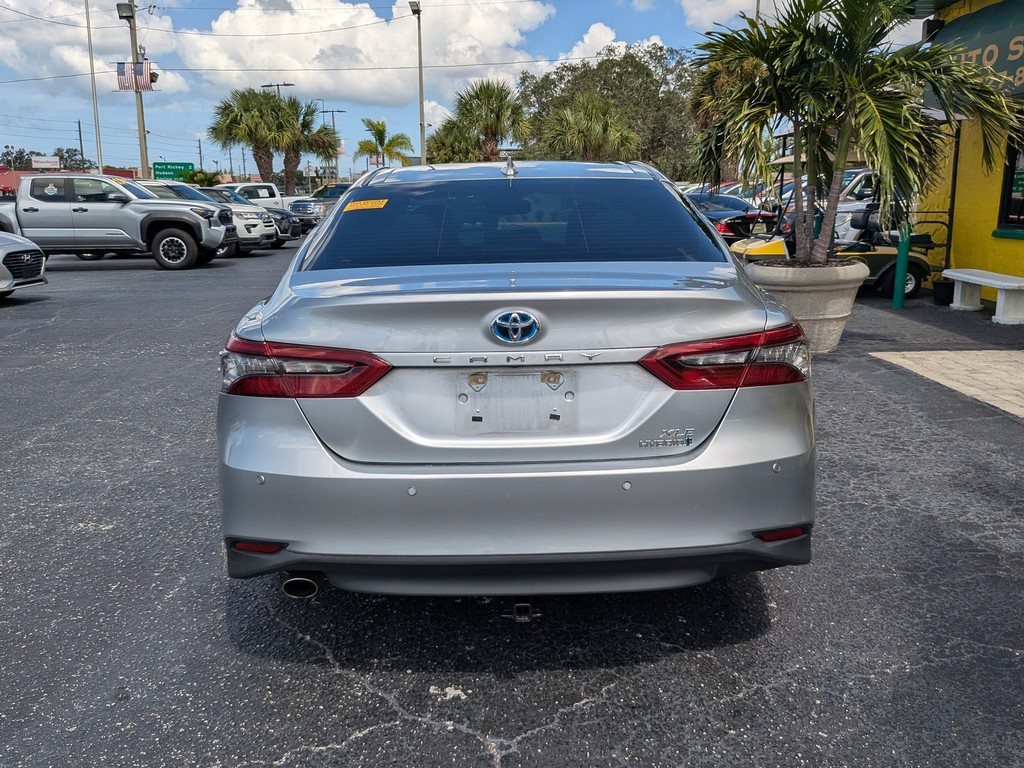 Toyota Camry Vehicle Full-screen Gallery Image 04