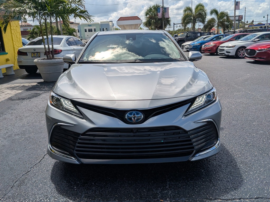 Toyota Camry Vehicle Full-screen Gallery Image 05