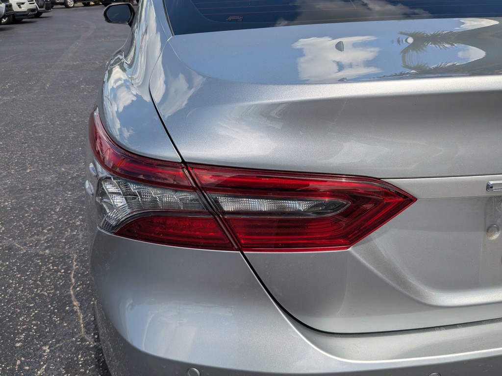 Toyota Camry Vehicle Full-screen Gallery Image 07