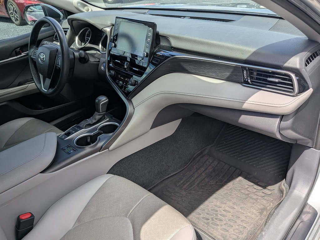 Toyota Camry Vehicle Full-screen Gallery Image 09