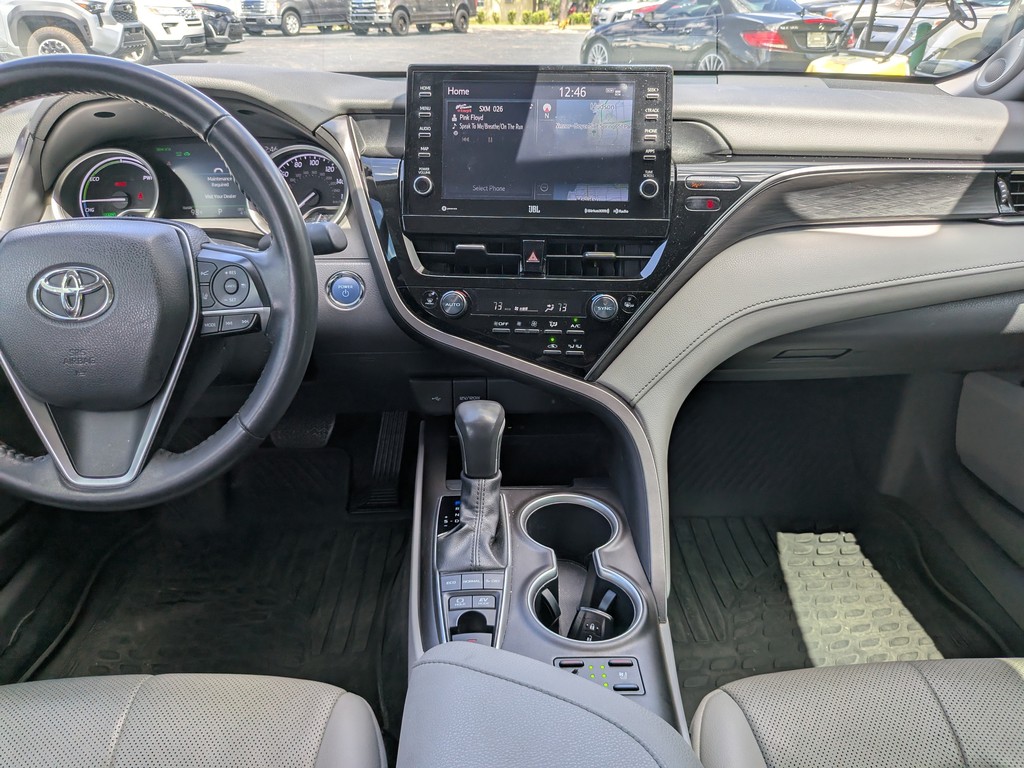 Toyota Camry Vehicle Full-screen Gallery Image 12
