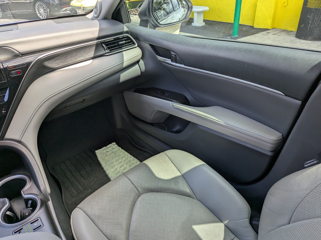 Toyota Camry Vehicle Full-screen Gallery Image 13