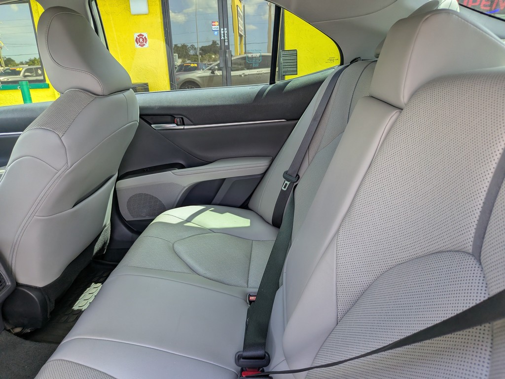 Toyota Camry Vehicle Full-screen Gallery Image 14