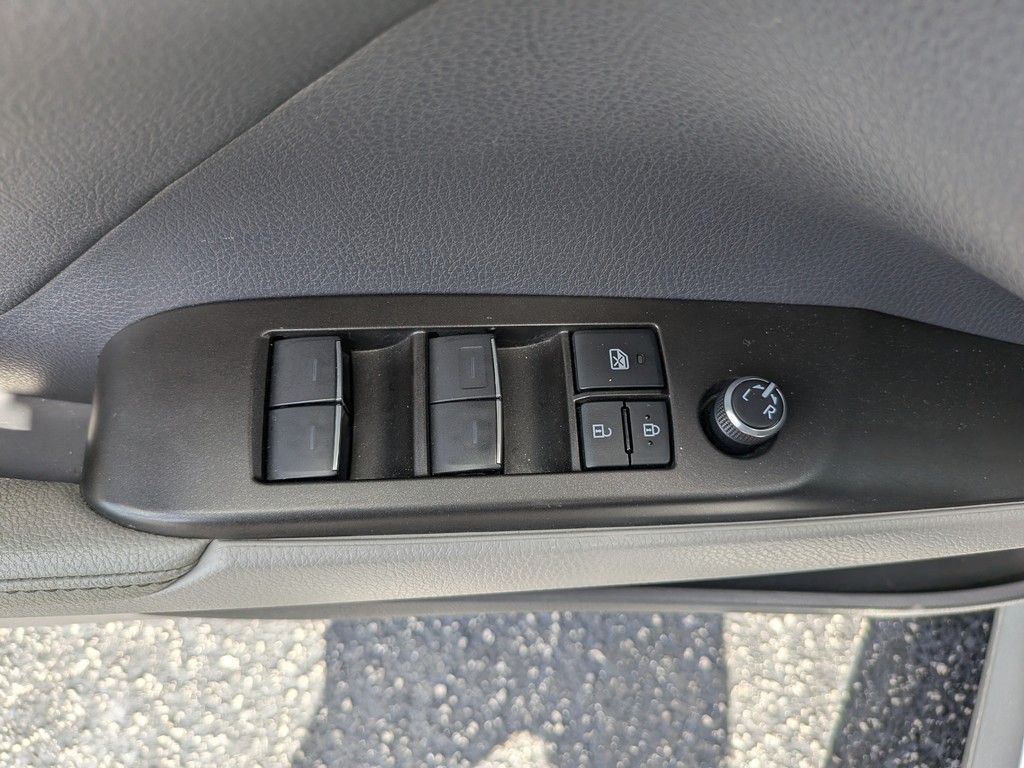 Toyota Camry Vehicle Full-screen Gallery Image 15