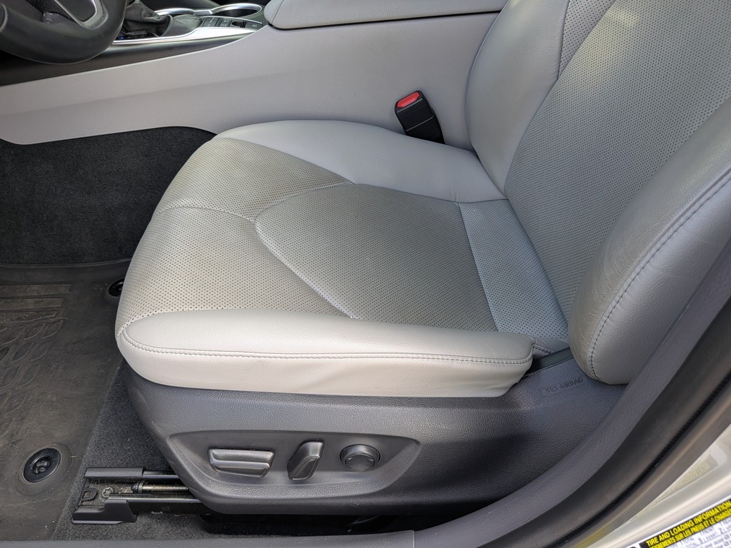 Toyota Camry Vehicle Full-screen Gallery Image 16