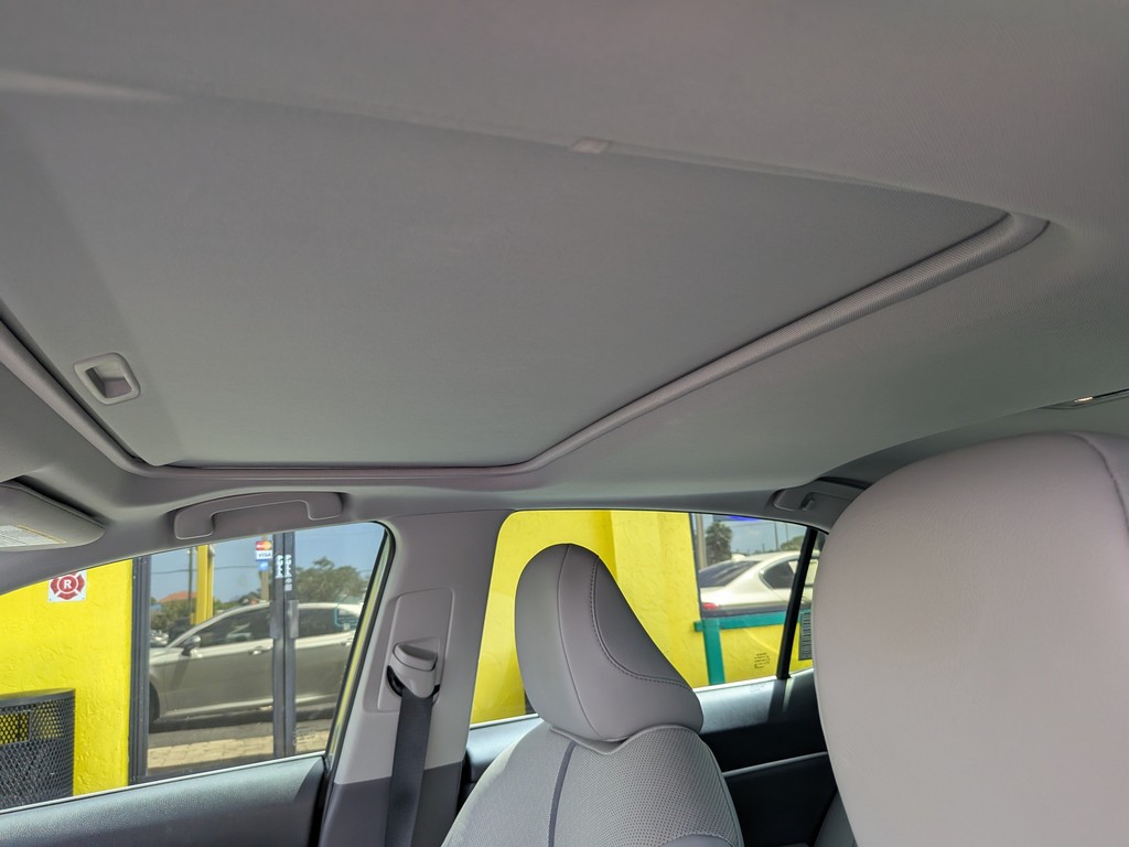 Toyota Camry Vehicle Full-screen Gallery Image 17