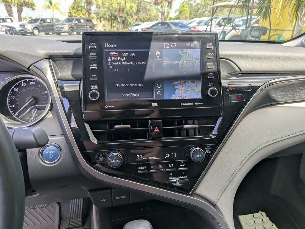Toyota Camry Vehicle Full-screen Gallery Image 18