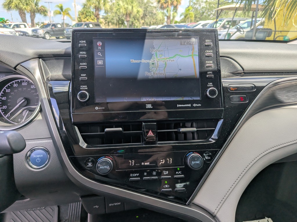 Toyota Camry Vehicle Full-screen Gallery Image 19
