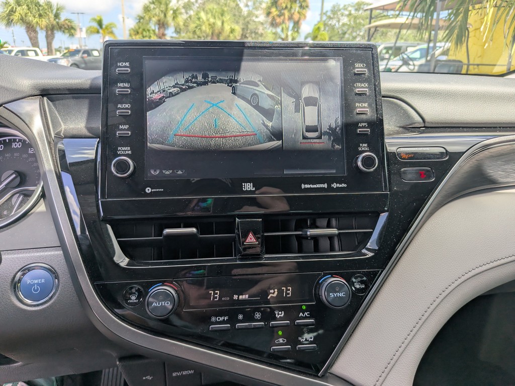 Toyota Camry Vehicle Full-screen Gallery Image 20