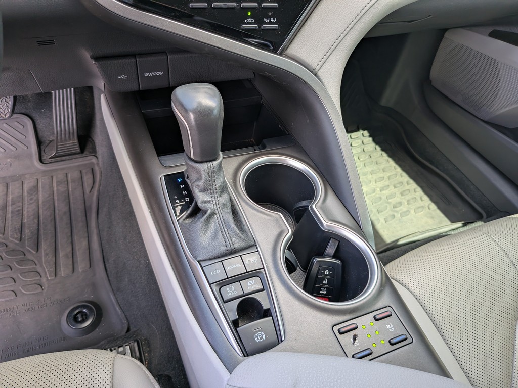 Toyota Camry Vehicle Full-screen Gallery Image 21