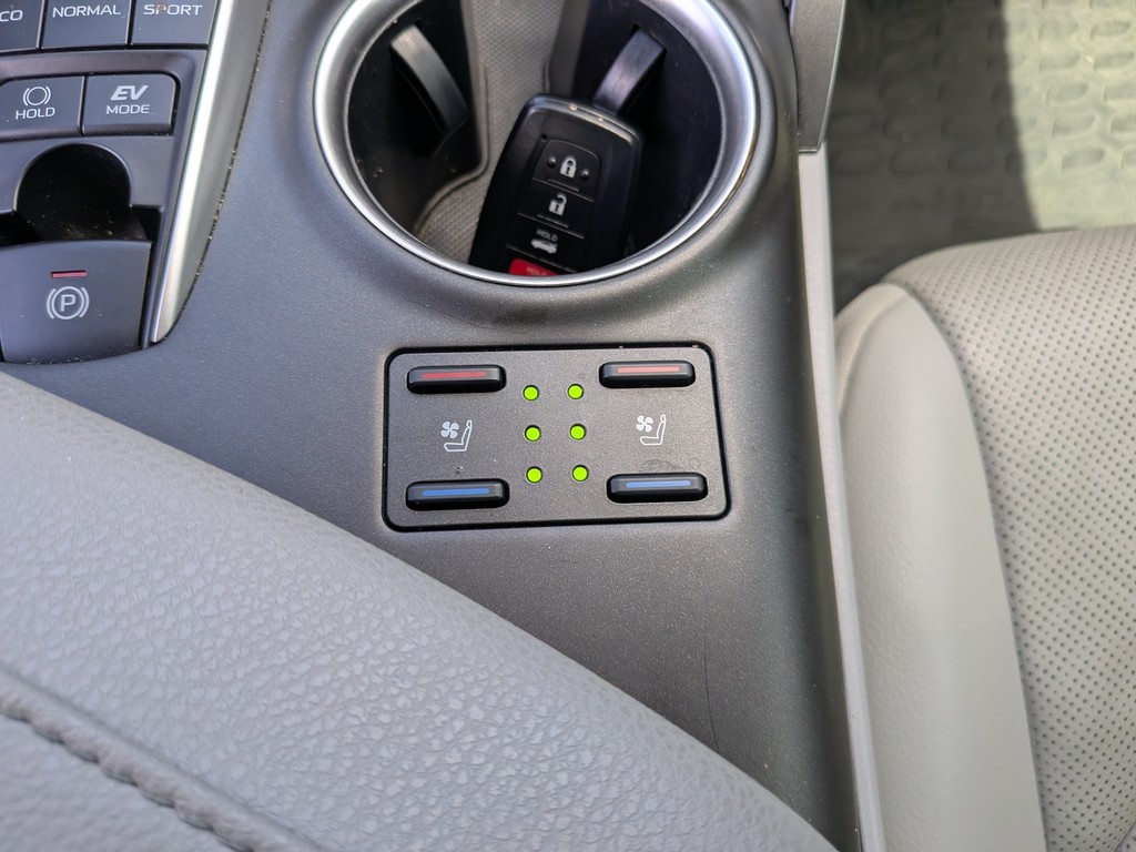 Toyota Camry Vehicle Full-screen Gallery Image 22