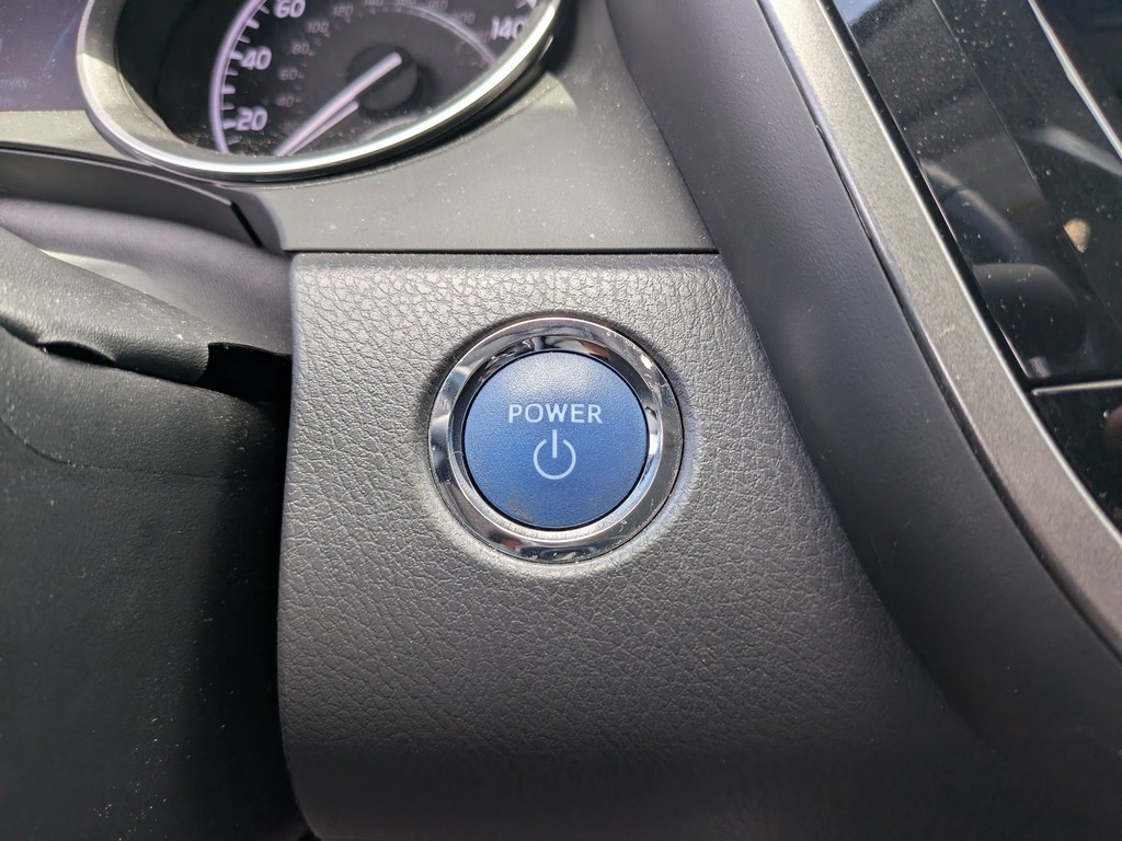 Toyota Camry Vehicle Full-screen Gallery Image 23