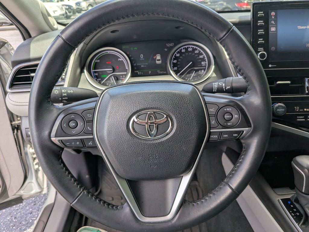 Toyota Camry Vehicle Full-screen Gallery Image 25