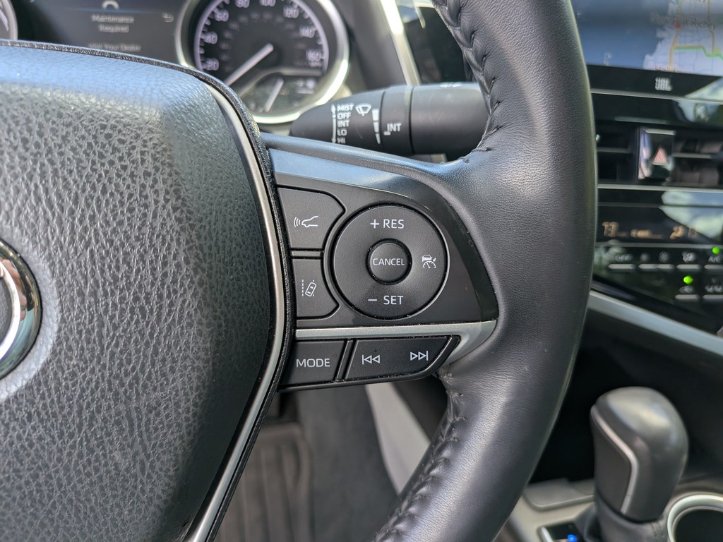 Toyota Camry Vehicle Full-screen Gallery Image 27