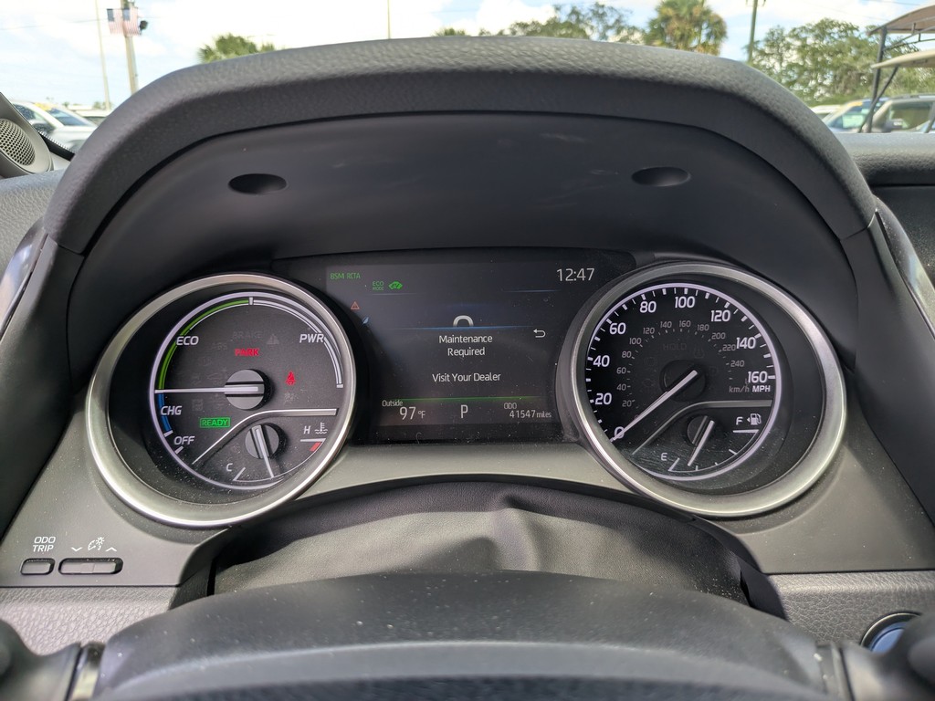 Toyota Camry Vehicle Full-screen Gallery Image 30