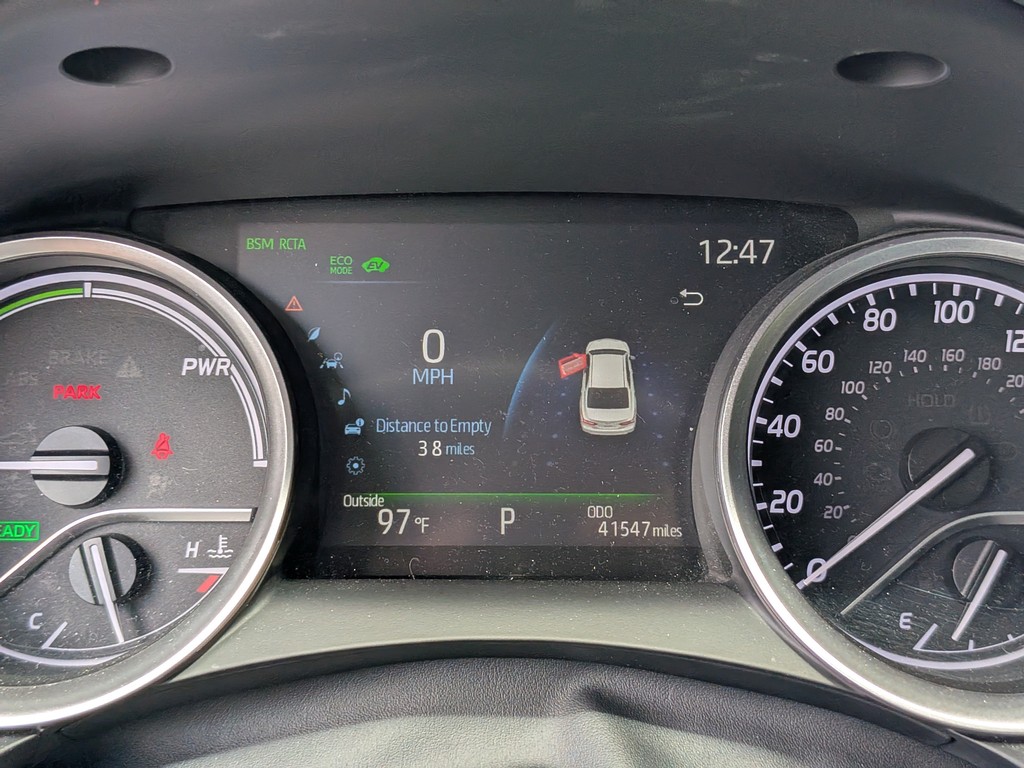 Toyota Camry Vehicle Full-screen Gallery Image 31
