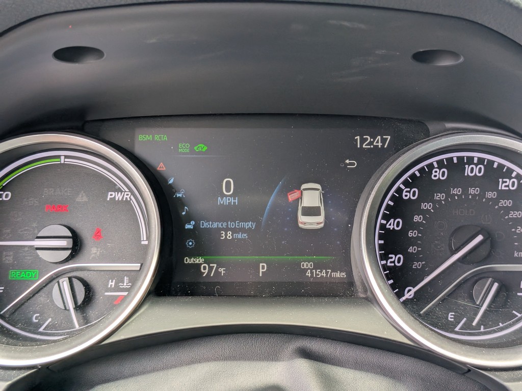 Toyota Camry Vehicle Full-screen Gallery Image 32