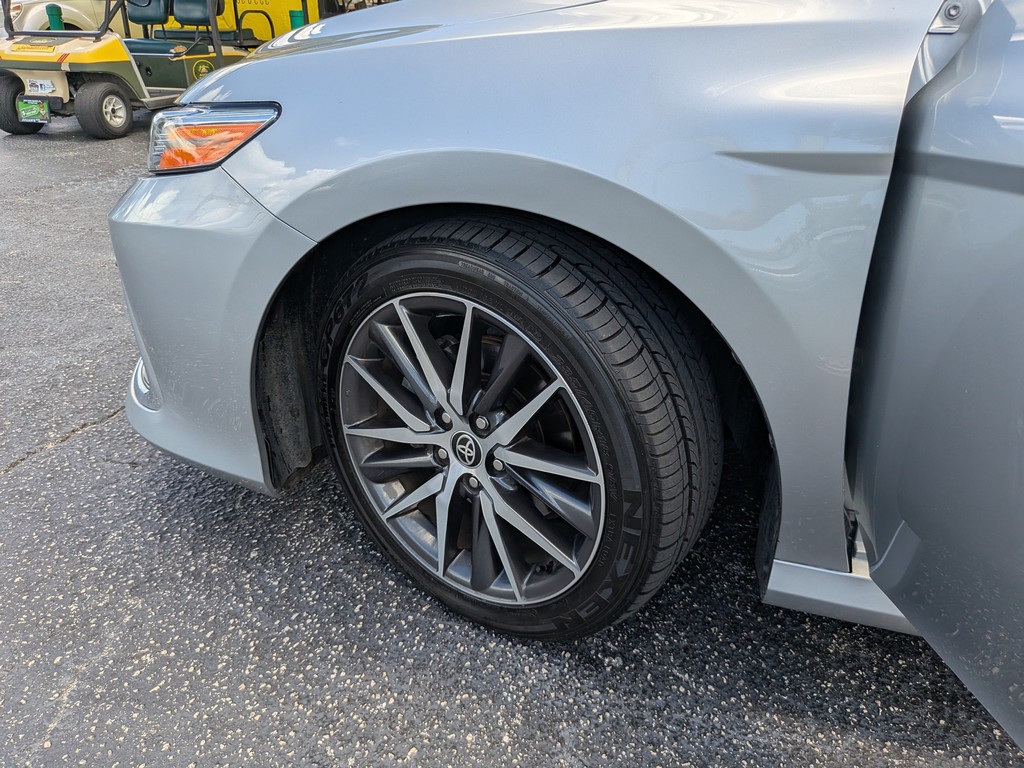 Toyota Camry Vehicle Full-screen Gallery Image 33