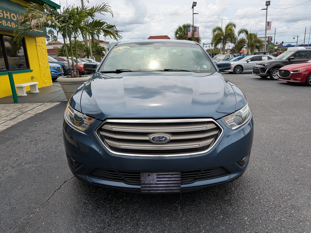 Ford Taurus Vehicle Full-screen Gallery Image 04
