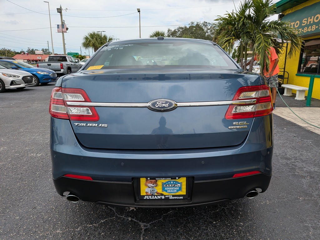 Ford Taurus Vehicle Full-screen Gallery Image 05
