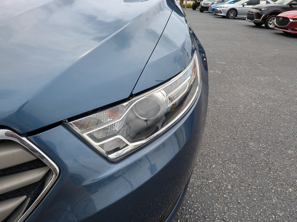Ford Taurus Vehicle Full-screen Gallery Image 06