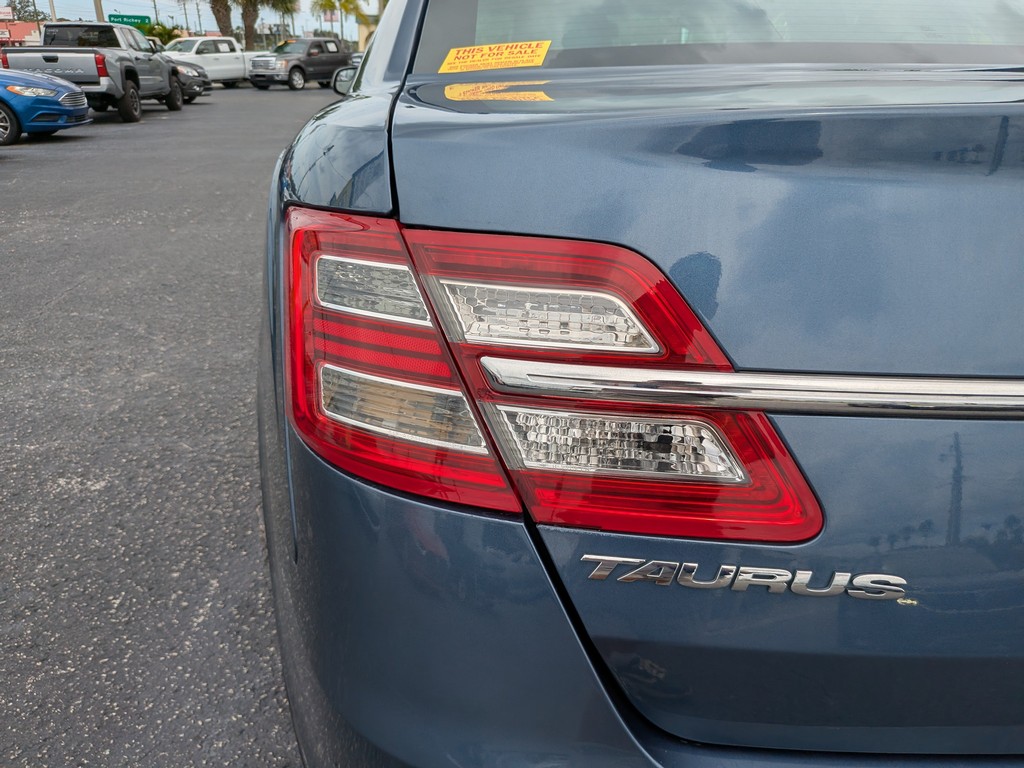 Ford Taurus Vehicle Full-screen Gallery Image 07