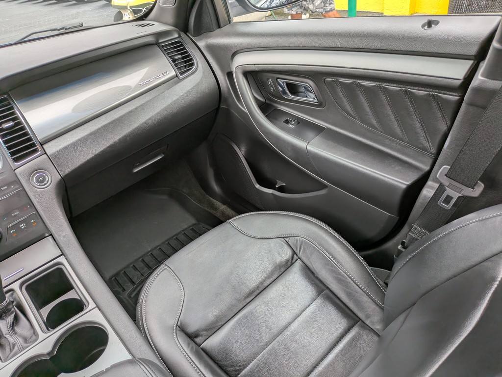 Ford Taurus Vehicle Full-screen Gallery Image 14