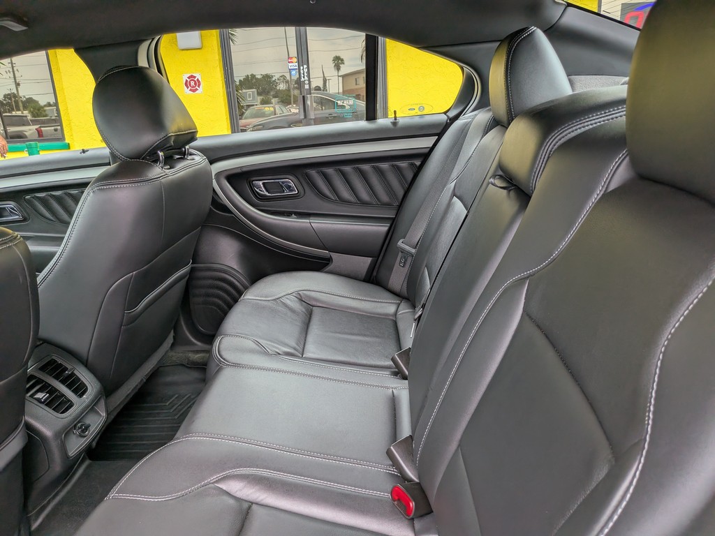 Ford Taurus Vehicle Full-screen Gallery Image 15