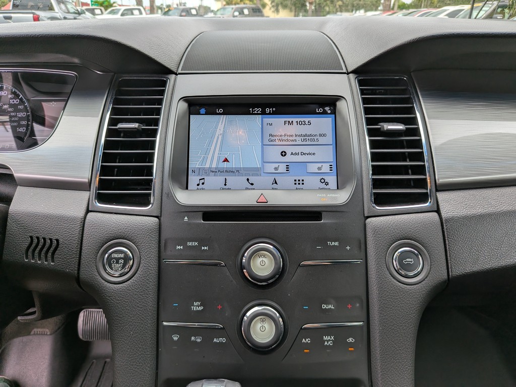 Ford Taurus Vehicle Full-screen Gallery Image 19