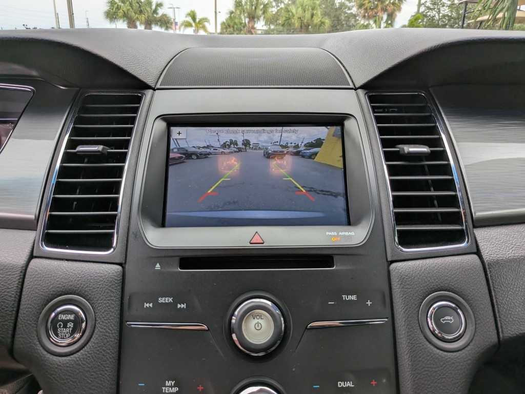 Ford Taurus Vehicle Full-screen Gallery Image 21
